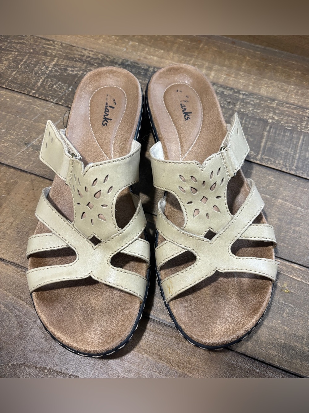 Clarks Bendables Women's Ella Art Leather Slide Sandals, Cream 9.5M